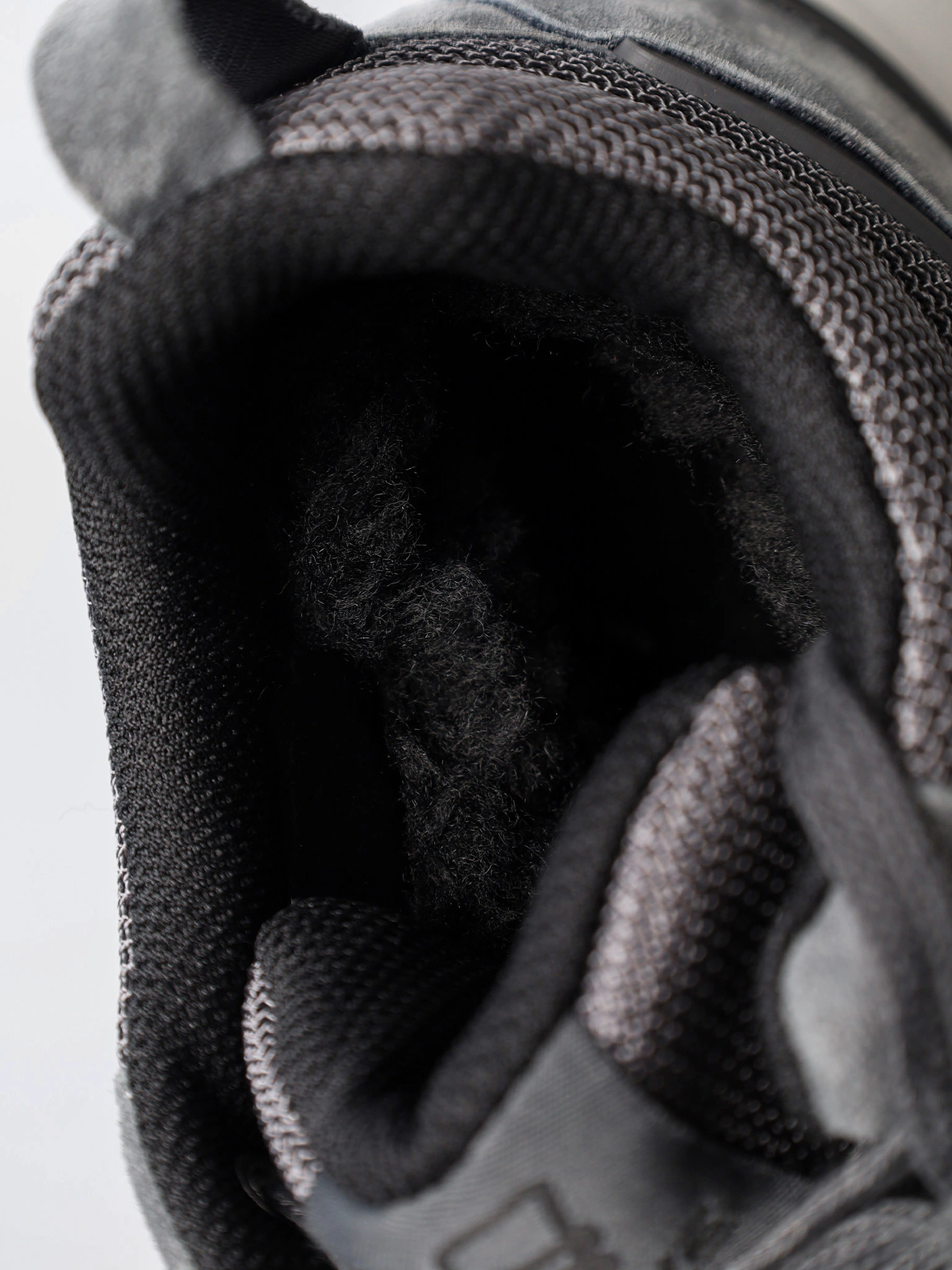 Кроссовки серого цвета комбинированные на рельефной подошве